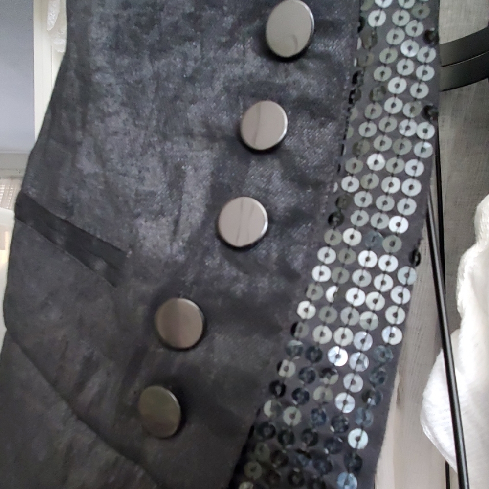 Beautiful Black Vest - Picture 7 of 8